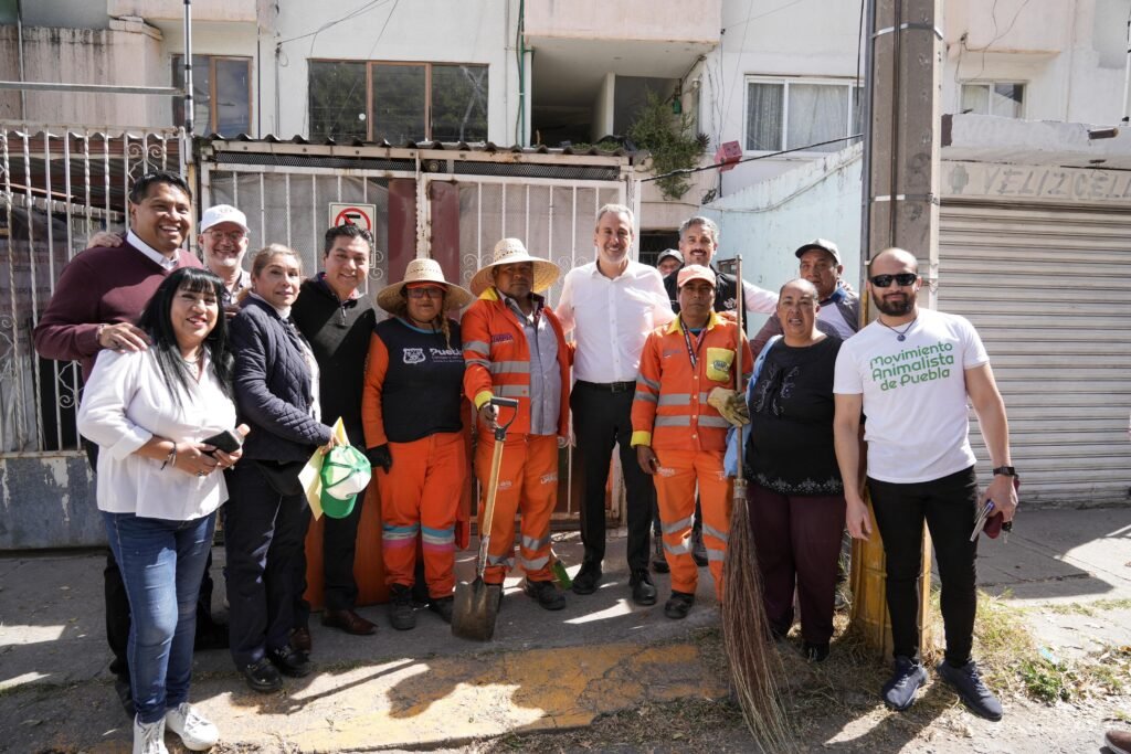 El alcalde de Puebla, Pepe Chedraui, supervisó trabajos de mantenimiento urbano en la colonia Las Hadas, incluyendo limpieza de calles, poda, y pintura de juegos infantiles, con apoyo de la Secretaría de Servicios Públicos y la comunidad vecinal.