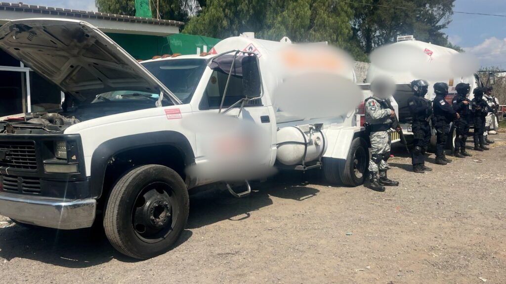 En un operativo conjunto, autoridades de los tres niveles de gobierno detuvieron a cinco hombres en la colonia Gonzalo Bautista, Puebla, por su presunta participación en el robo de hidrocarburo. Fueron aseguradas dos pipas de combustible y un arma de fuego.