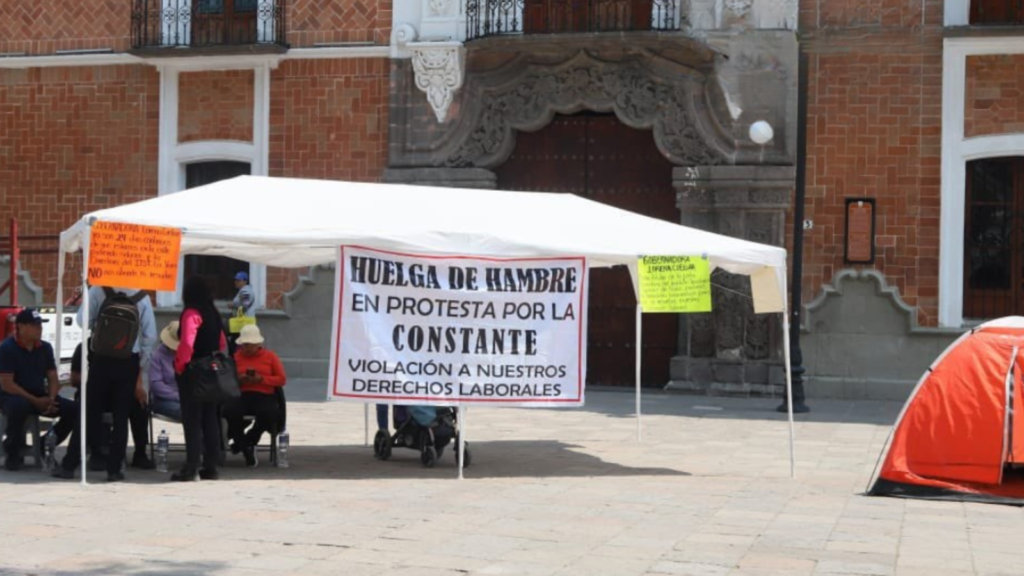 Cuatro docentes despedidos de ITST protestan frente al Palacio de Gobierno en Tlaxcala