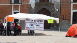 Cuatro docentes despedidos de ITST protestan frente al Palacio de Gobierno en Tlaxcala