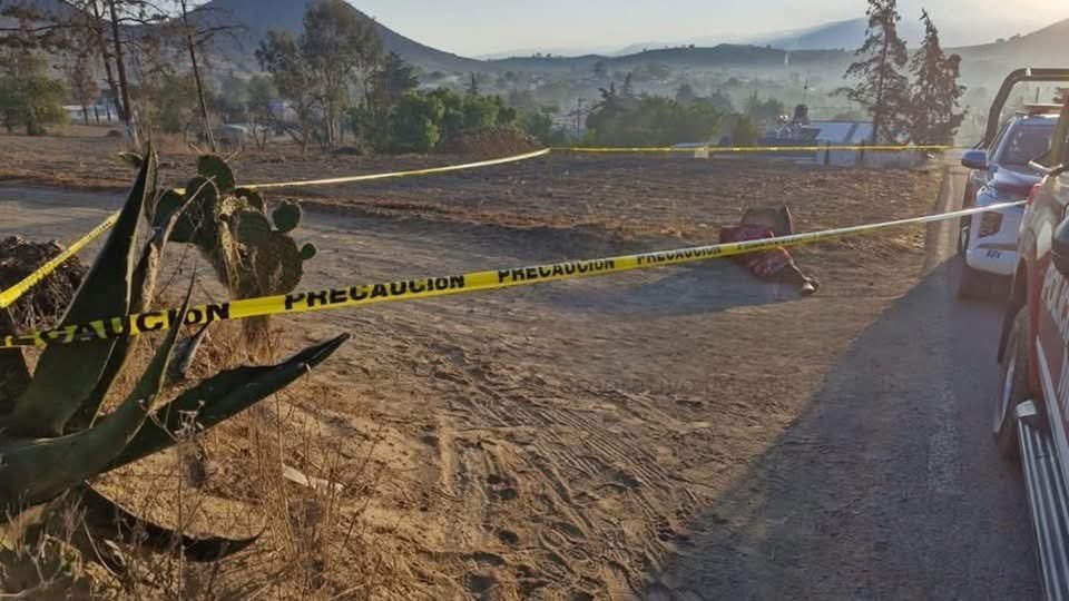 Hallan cadáver encobijado en carretera a Ciudad Serdán