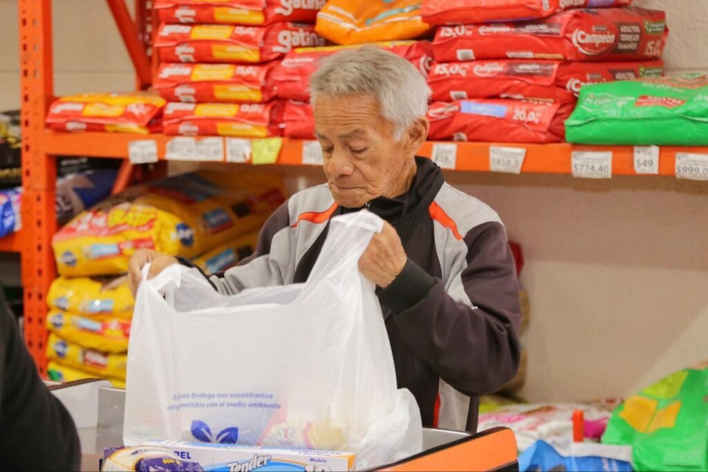 Invita el SMDIF a las personas adultas mayores a formar parte del programa Empacadores Voluntarios