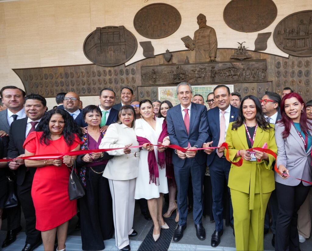 El presidente municipal de la capital, Pepe Chedraui Budib, inauguró una exposición en el Palacio Legislativo de San Lázaro