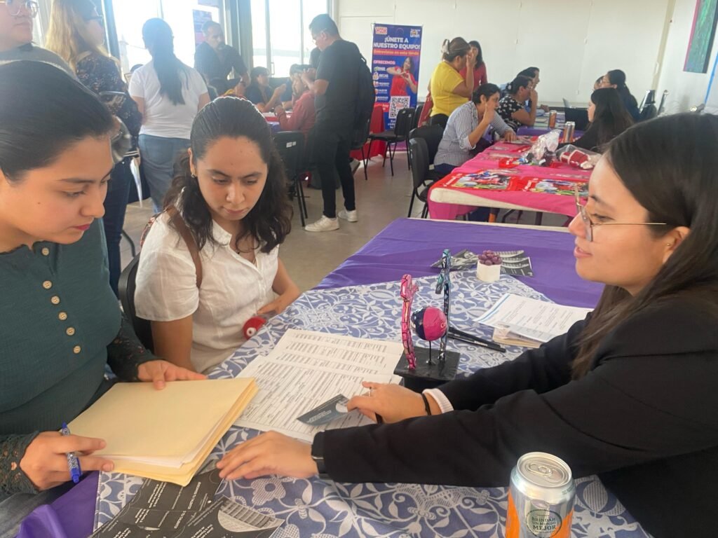 El SMDIF de Puebla Capital realizó la primera Jornada por Inclusión Laboral en el CMERI, donde 7 empresas ofrecieron más de 50 vacantes a personas con discapacidad, con seguimiento laboral y educativo.