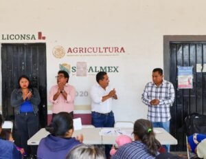 Pepe Cinto entrega huertos de traspatio a familias de Juan C. Bonilla