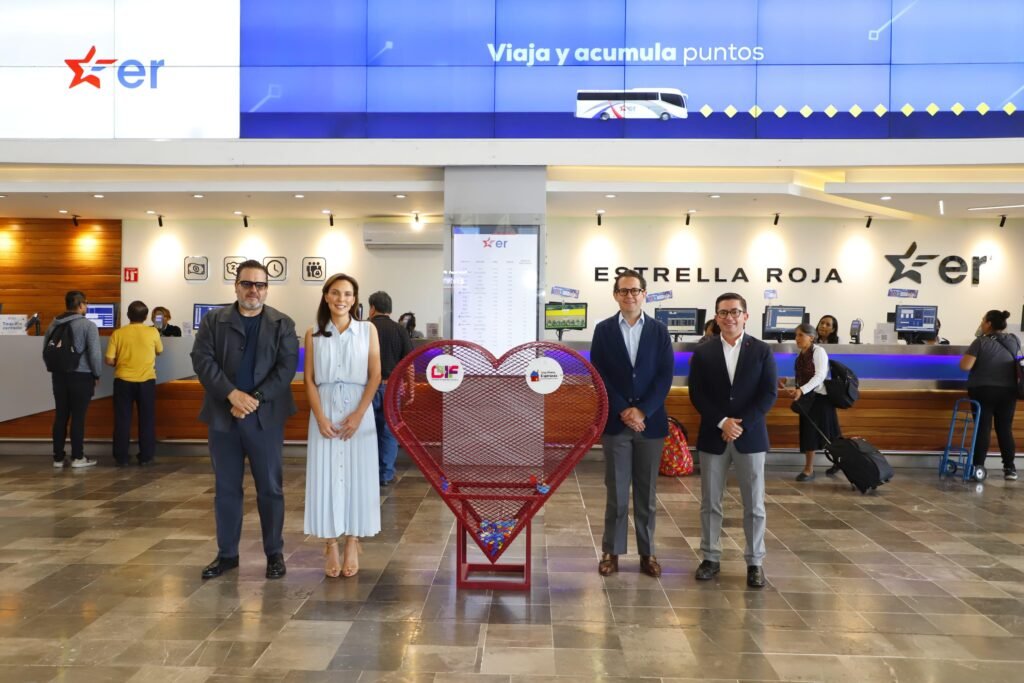 Estrella Roja y SMDIF instalan corazón de tapitas en la CAPU