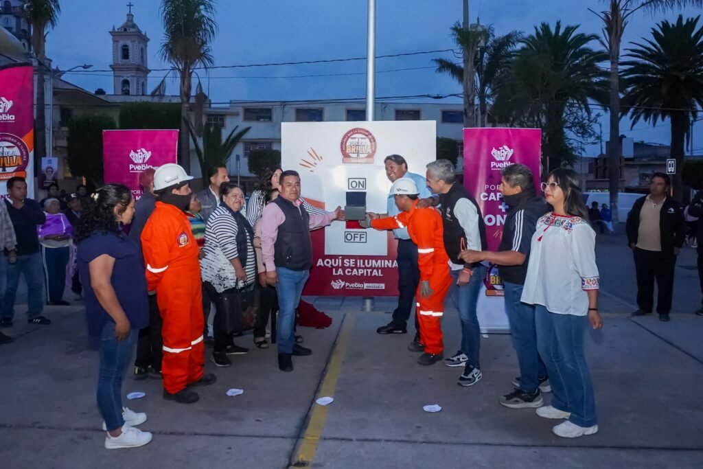 Gobierno de Puebla instala 704 lámparas LED en junta auxiliar San Miguel Canoa