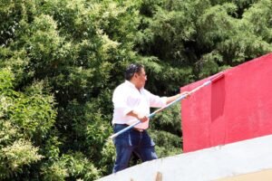 Pepe Cinto y Soriana entregan 32 cubetas de pintura a dos primarias

