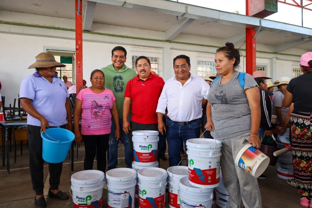 Pepe Cinto y Soriana entregan 32 cubetas de pintura a dos primarias
