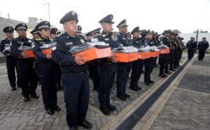 Félix Pallares encabeza entrega de uniformes a policías