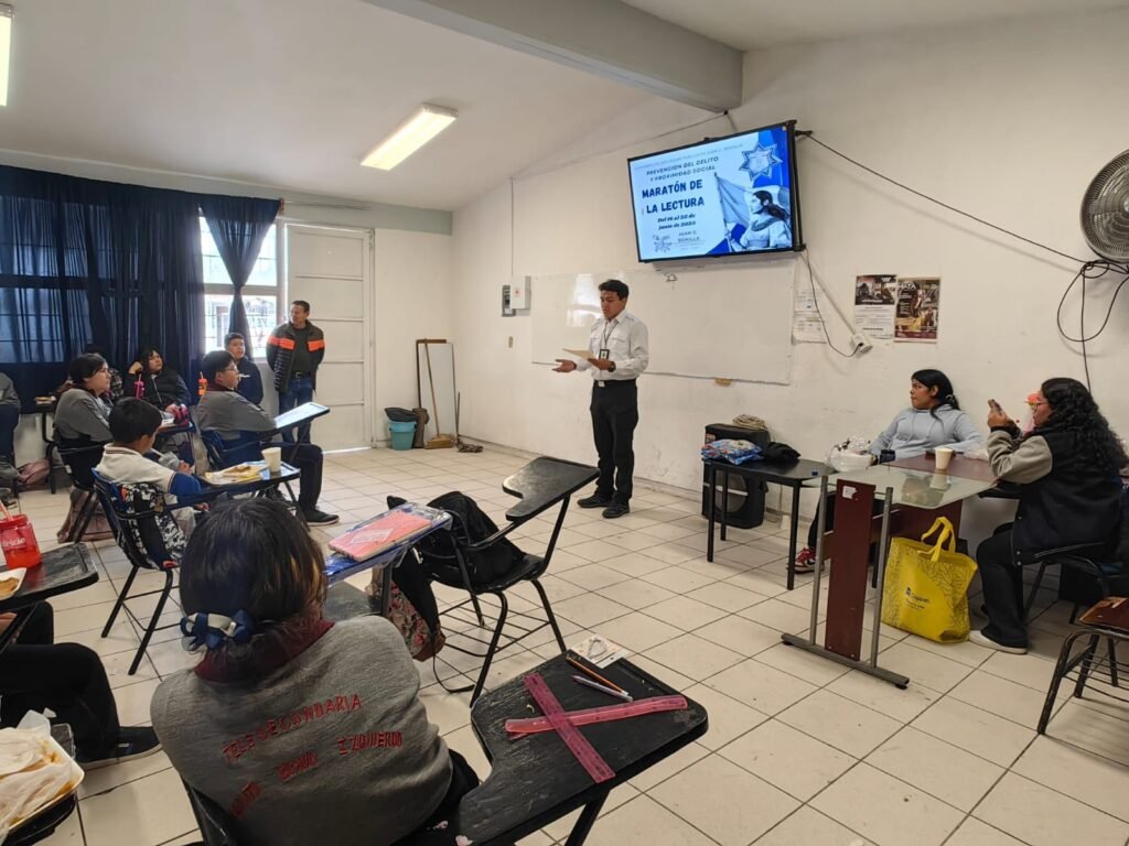 Policía municipal de Juan C. Bonilla lleva cuentos sobre ciberacoso a secundarias