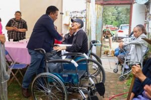 Se entregaron sillas de ruedas, bastones, andaderas y frazadas