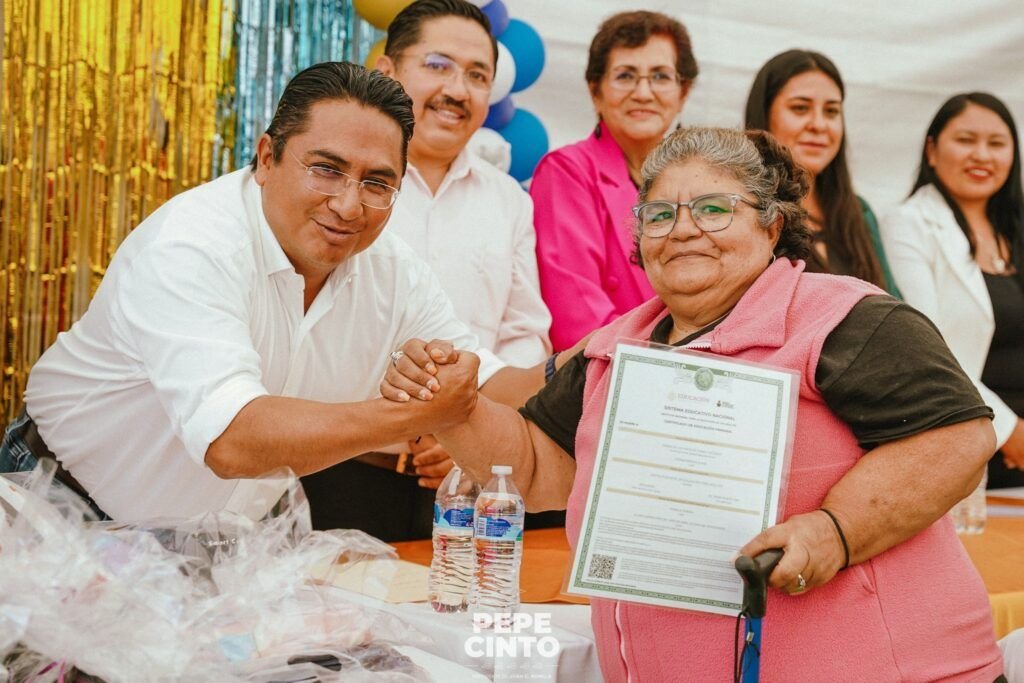 Celebran graduación en escuelita Pepe Cinto con apoyo de INEA y CONAFE