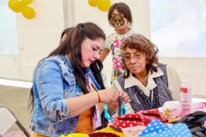 Mesa de manualidades reunió a niñas, niños y familias del municipio