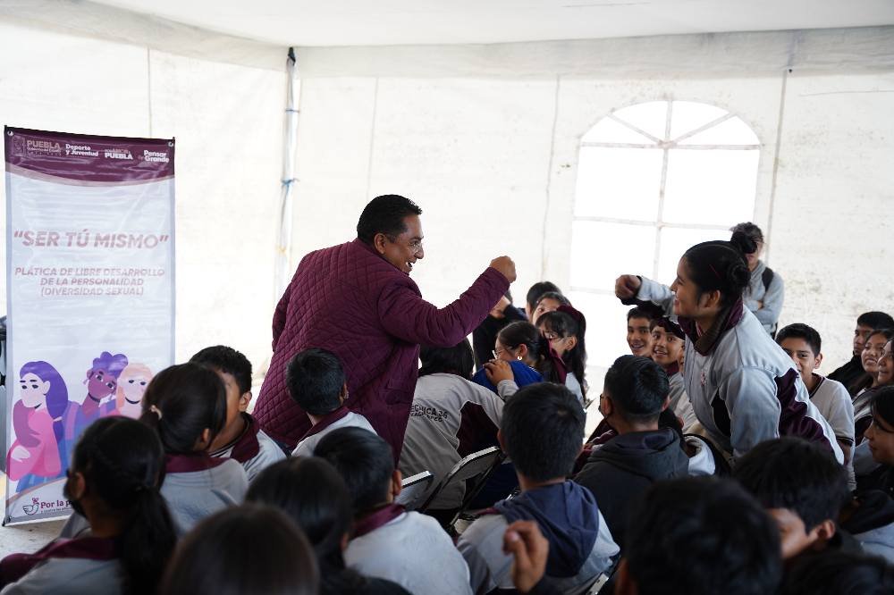 Más de 300 jóvenes asisten a plática sobre identidad y derechos