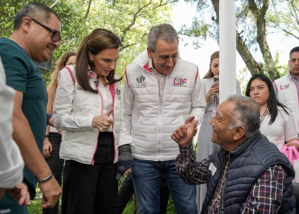 A través del programa “Oír para Vivir” del DIF Puebla Capital 50 personas recibieron auxiliares auditivos.