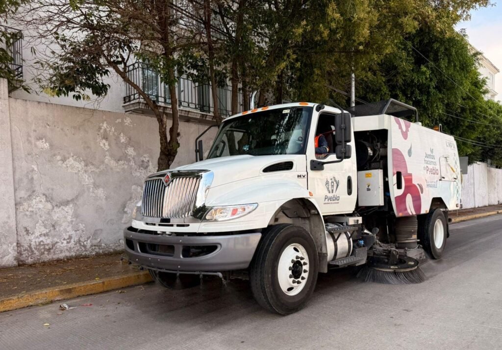 La medida busca prevenir inundaciones y evitar taponamientos en coladeras mediante recorridos en tres turnos diarios por vialidades de alta afluencia vehicular.