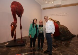 La muestra estará disponible hasta el 28 de septiembre en la Galería del Palacio Municipal. Las piezas fueron realizadas con chaquira tradicional y plásticos recolectados en costas mexicanas.