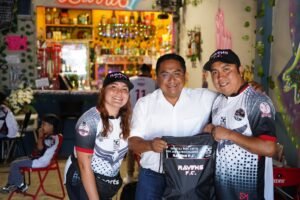 Gobierno municipal respalda al deporte con entrega de uniformes al Ravens F.C