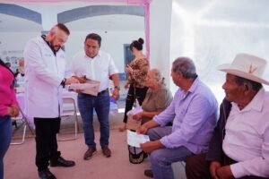 Alcalde de Juan C. Bonilla apoya a la tercera edad con aparatos auditivos