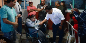 Se entregaron 7 aparatos ortopédicos: 4 sillas de ruedas, 3 bastones y 1 andadera.