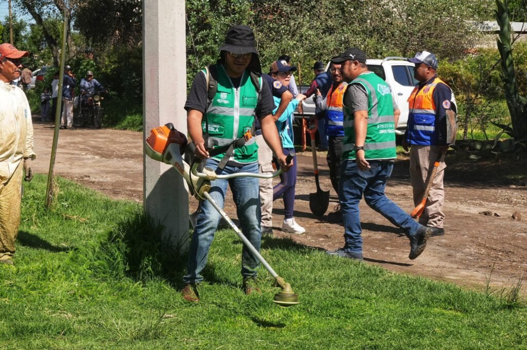 Alcalde y gabinete municipal trabajan junto a vecinos en Huejotzingo