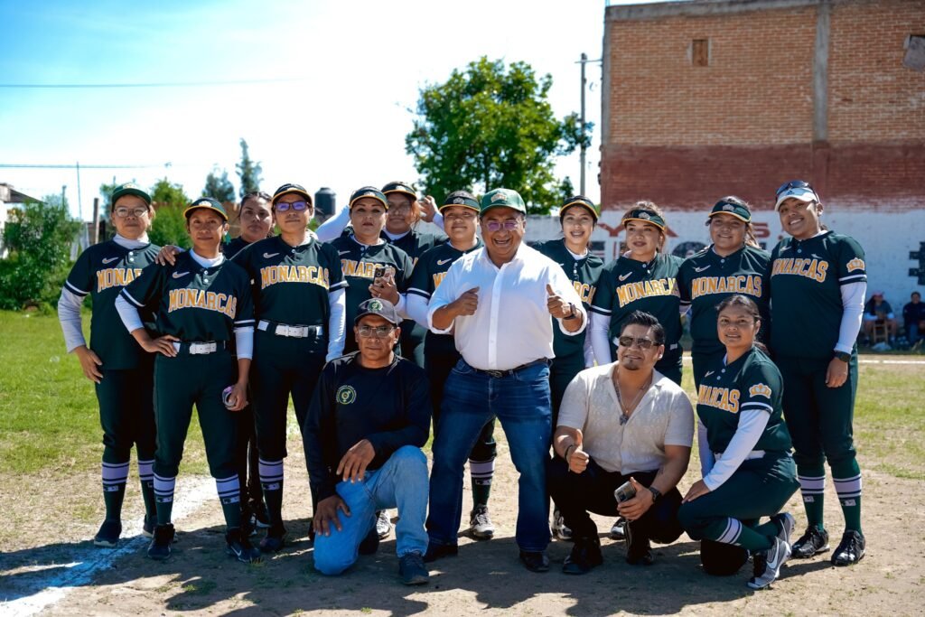 Los uniformes promueven identidad, dignidad y pertenencia
