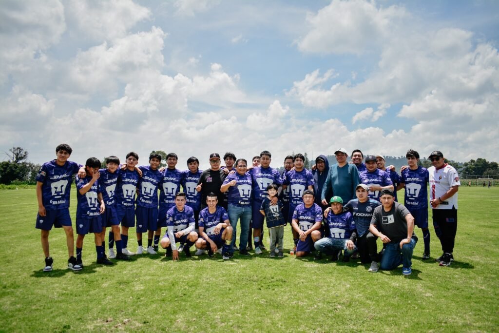 Equipo Cefor Olimpo recibe uniformes en evento encabezado por Pepe Cinto