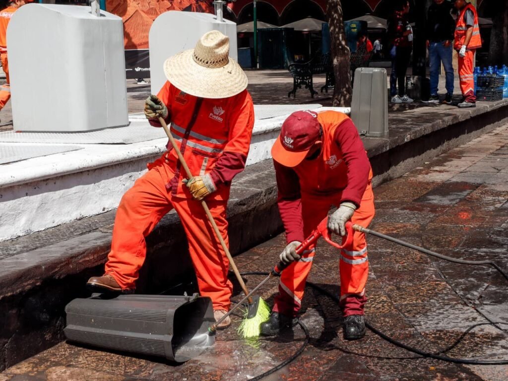 Se ejecutan barrido mecánico y manual, chapeo y lavado de papeleros