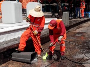 Se ejecutan barrido mecánico y manual, chapeo y lavado de papeleros