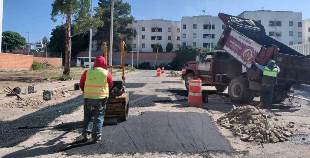 Más de 20 cuadrillas rehabilitan vialidades en la capital