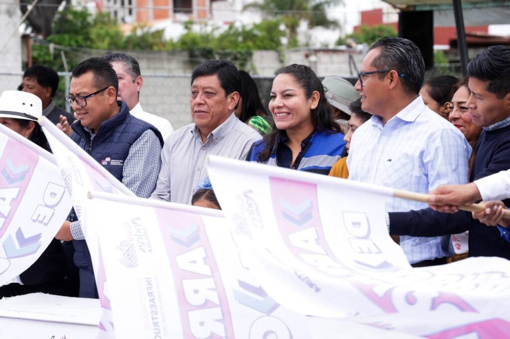 Lupita Cuautle Torres, dio inicio a la obra de adoquinamiento de la calle Los Ranchos en la junta auxiliar de San Bernardino Tlaxcalancigo