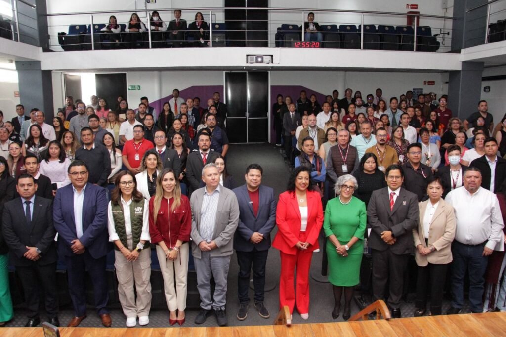 La presidenta del Comité de Participación Ciudadana del Sistema Nacional Anticorrupción, Vania Pérez Morales, impartió la conferencia “Lucha contra la corrupción en el servicio público” ante 160 servidores municipales.