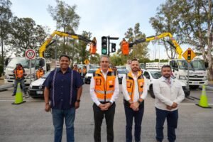 El alcalde Pepe Chedraui, junto con funcionarios de movilidad, supervisa las acciones de señalización y semaforización