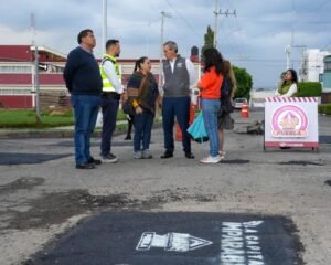 El alcalde Pepe Chedraui supervisa las acciones de la campaña Bacheando Puebla, que intensifica trabajos en vialidades con mayor deterioro y tránsito vehicular.