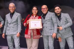 Tonantzin Fernández reconoce a Yaguaru en la Plaza de la Concordia