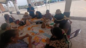 Taller de “Rosas Eternas” reúne a abuelitos en ambiente de alegría