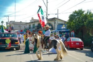 Alcalde de Juan C. Bonilla participa a caballo en desfile del 16 de septiembre