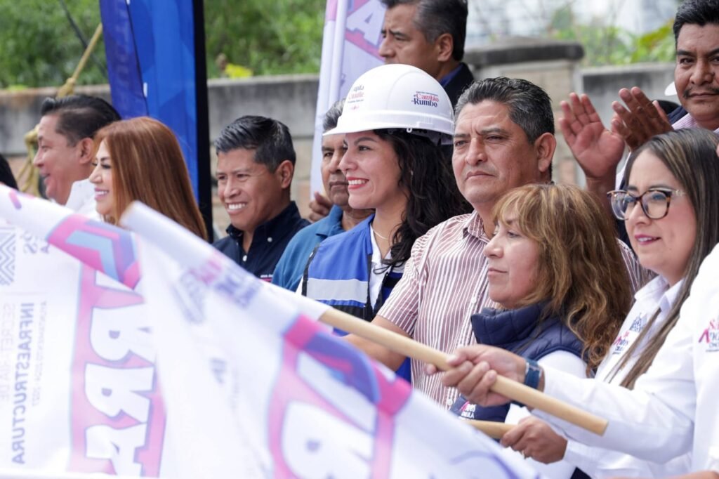 Ayuntamiento instala 17 postes de alumbrado en obra de infraestructura.