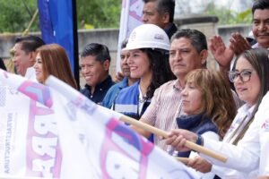 Ayuntamiento instala 17 postes de alumbrado en obra de infraestructura.