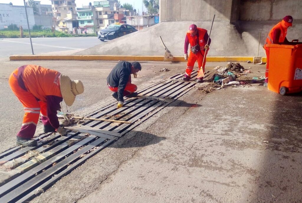 Central de Abasto recibe operativo de limpieza para seguridad de comerciantes