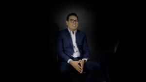 El senador Néstor Camarillo Medina oficializó su salida del PRI tras 21 años de militancia y se incorporó a Movimiento Ciudadano, donde proyecta su futuro político rumbo a 2030.