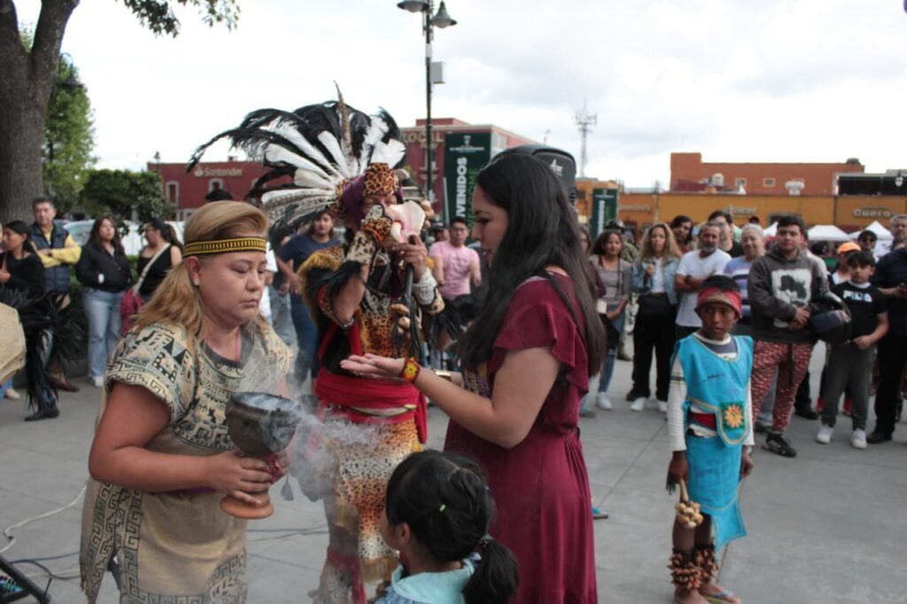 Con danza y ofrenda floral, Cholula recuerda su historia