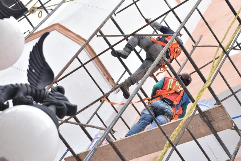 Las acciones incluyen limpieza, resane y pintura en cal de fachadas históricas.