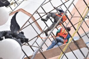 Las acciones incluyen limpieza, resane y pintura en cal de fachadas históricas.