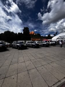 Se entregaron 15 patrullas, 5 motopatrullas y 150 cámaras corporales.