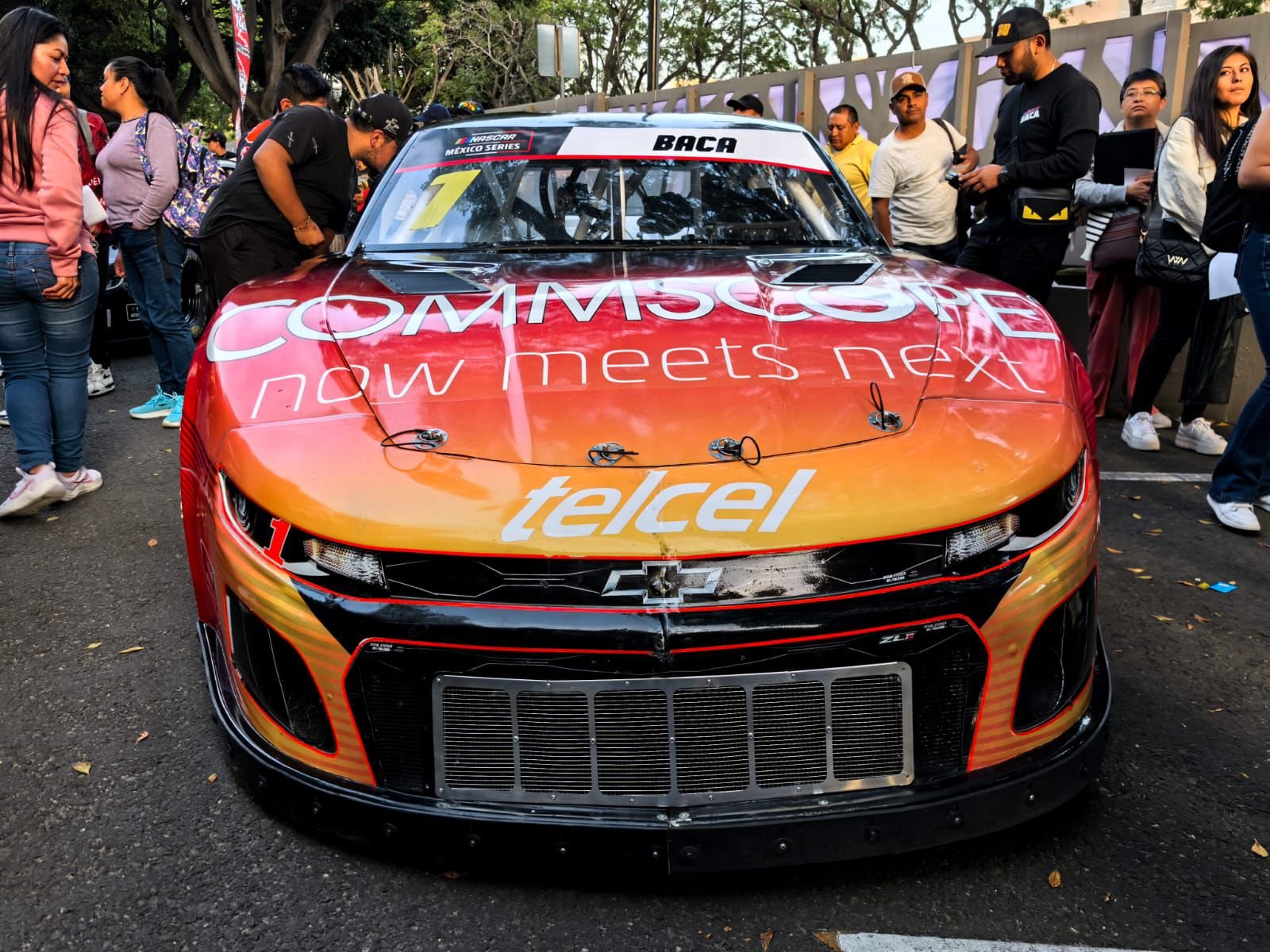 Pilotos de NASCAR conviven con familias poblanas en el Parque Juárez ...